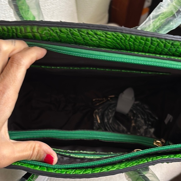 Trendy Boutique Green Satchel with Crocodile Embossed Finish - Picture 6 of 8
